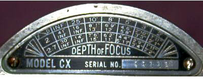 Tabla calculadora para enfocar profundidad ,dentro de esta media luna se aloja el disco del sistema de obturacion.-fotografia numero 5.  